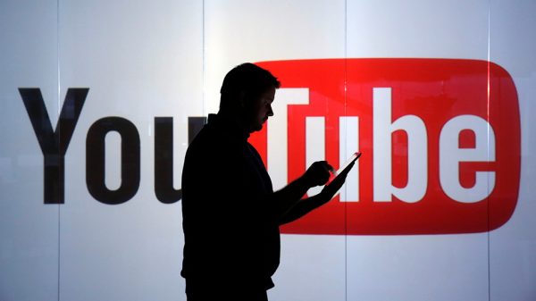 «Пользователи не должны страдать». Глава Минцифры опроверг планы по блокировке YouTube