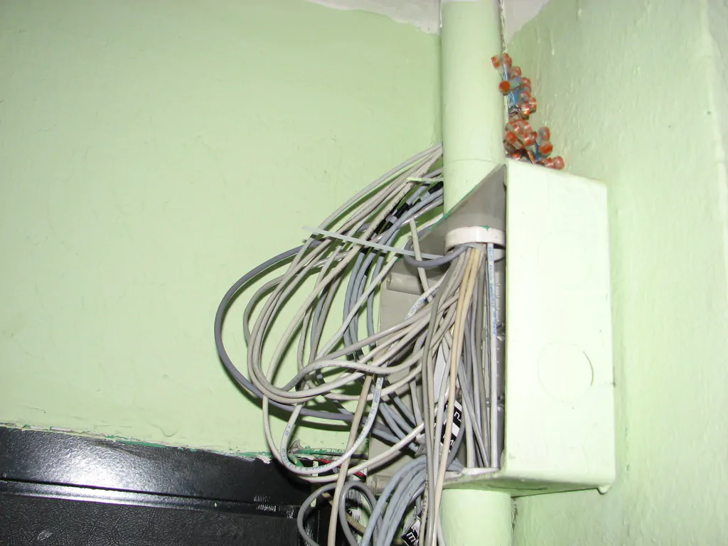 Интернет-кабели убрали с чердака дома в Петербурге после обращения ветерана в прокуратуру