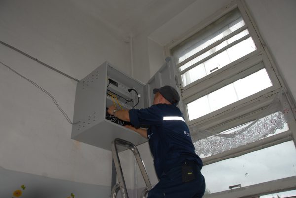 В Екатеринбурге после требований пенсионерки власти постановили убрать с многоэтажки всё оборудование операторов связи 